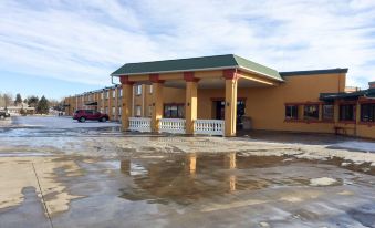 Badlands Inn & Suites