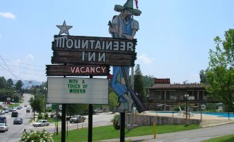 The Mountaineer Inn - Asheville