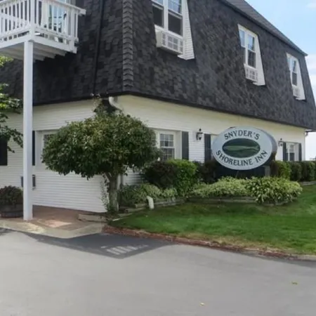 Snyders Shoreline Inn