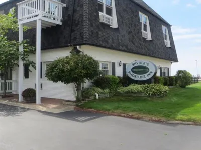 Snyders Shoreline Inn Hotels in Ludington