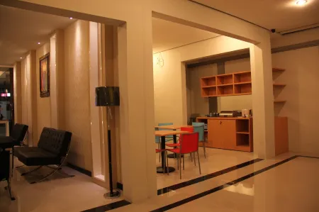 Hotel Swk 95 Surabaya Отели в г. Wonocolo