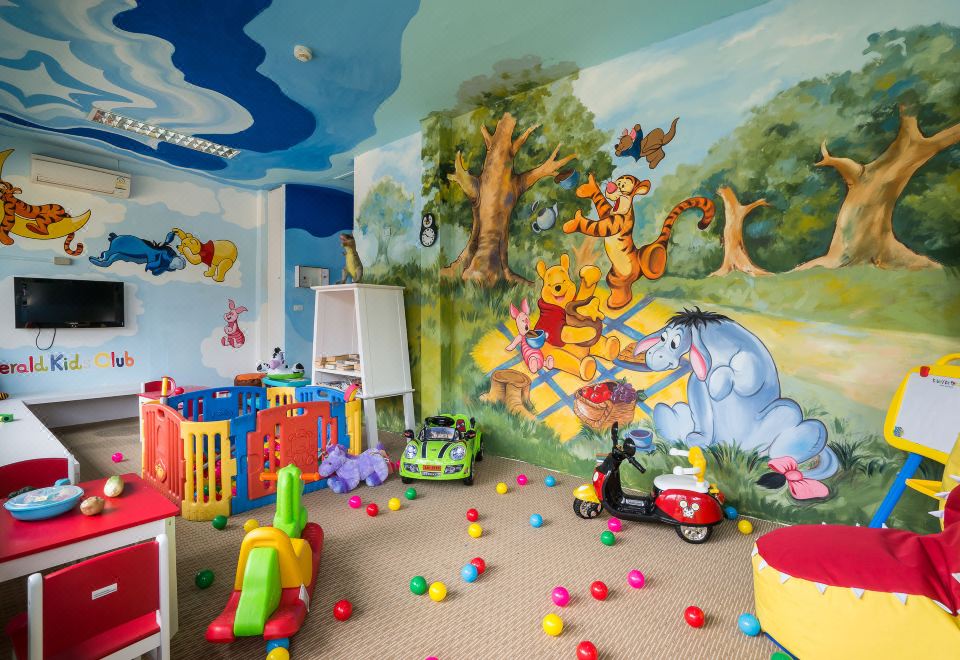 카오락 에메랄드 비치 리조트 & 스파의 실외 수영장