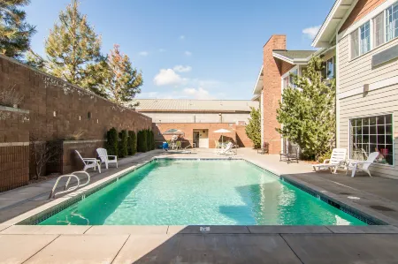 Country Inn & Suites by Radisson, Bend, or Отели рядом с достопримечательностью «Парк штата Тамало»