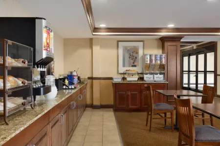 Country Inn & Suites by Radisson, Chester, VA Отели в г. Бермуда