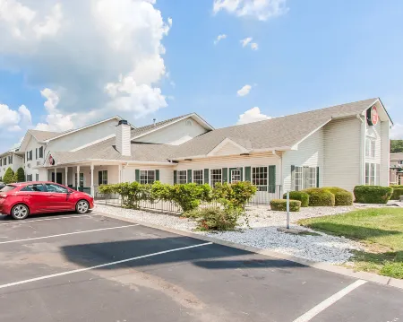 Econo Lodge Inn & Suites