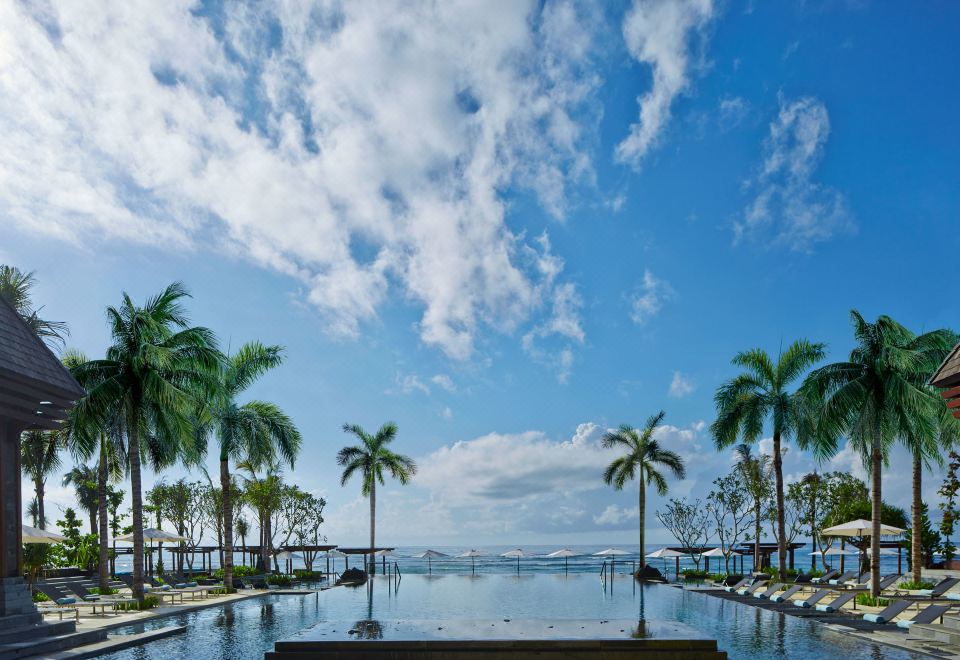 더 리츠칼튼 발리의 아름다운 인피니티 풀
