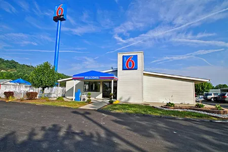 Motel 6 Cross Lanes, WV–Goff Mountain Rd Отели в г. Кросс Лейнс