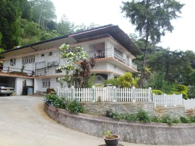 Kandy Hills Hotel a Kandy Lake Front