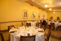 Ambassador Hotel Milwaukee, Trademark Collection by Wyndham - breakfast