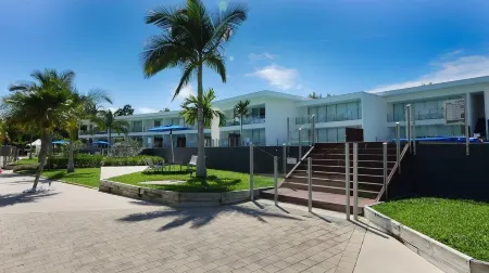 Pool Resort Port Douglas Отели рядом с достопримечательностью «Flames of the Forest»