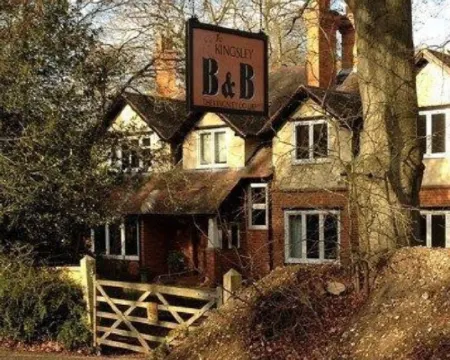 The Kingsley at Eversley โรงแรมในHook