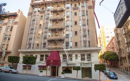 Executive Hotel Vintage Court Отели рядом с достопримечательностью «Tin How Temple»