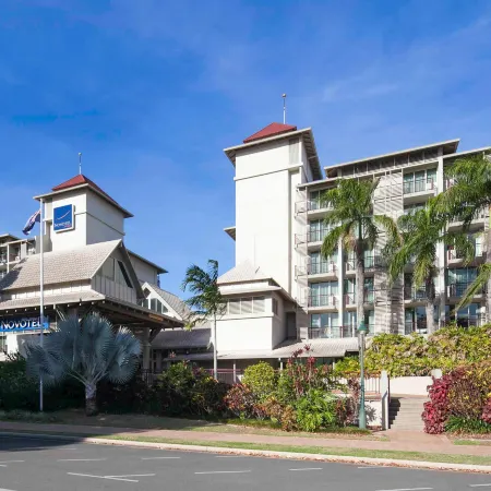Novotel Cairns Oasis Resort Отели рядом с достопримечательностью «Graft "N" Arts»