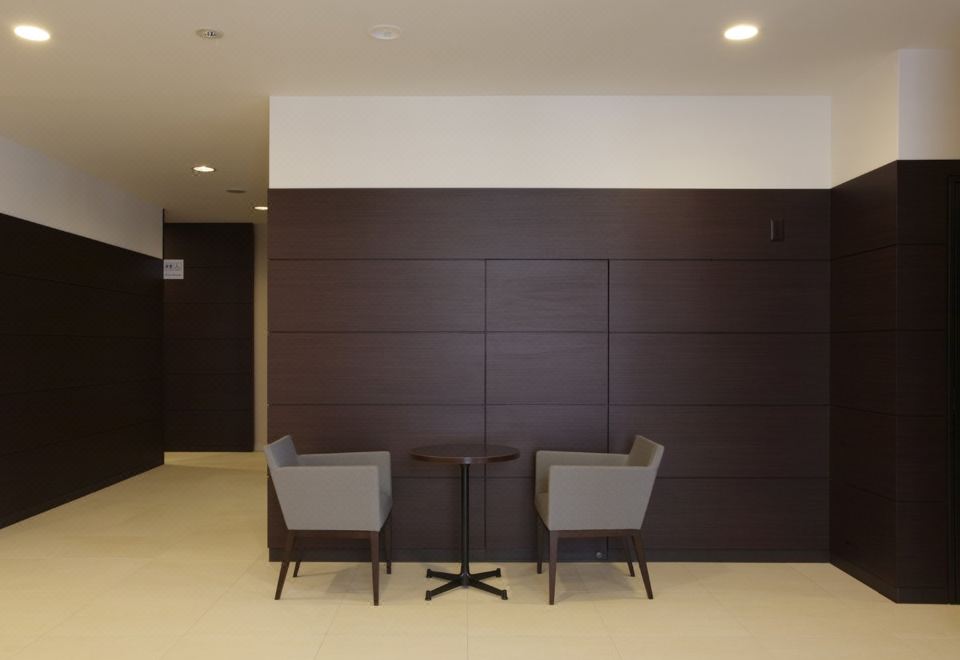 컴포트 호텔 도마코마이의 편안한 침실 전경