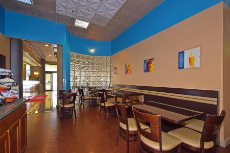 Best Western Plus Suites Hotel - Los Angeles LAX Airport Отели рядом с достопримечательностью «Inglewood Park Maintenance»