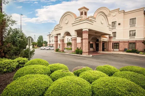 Comfort Inn & Suites Airport-American Way Hotels in Shelby County