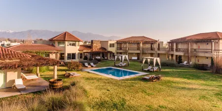 Villa Mansa Отели рядом с достопримечательностью «Bodegas Nieto Senetiner»