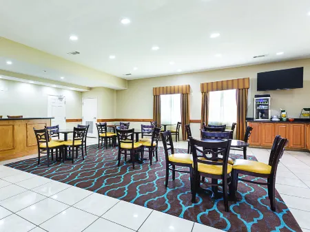 La Quinta Inn & Suites by Wyndham Alvarado