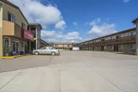 Econo Lodge Inn & Suites High Level - parking