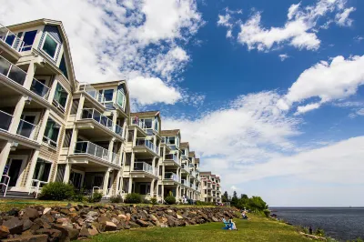 Beacon Pointe on Lake Superior Hotel berhampiran Barkers Island Beach