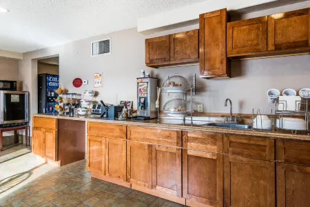 Days Inn by Wyndham Thornton Отели в г. Торнтон