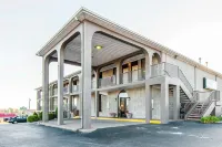 Quality Inn Hotel dekat Lowe's Garden Center