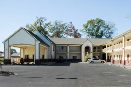 Econo Lodge Inn & Suites Bryant Отели в г. Брайант