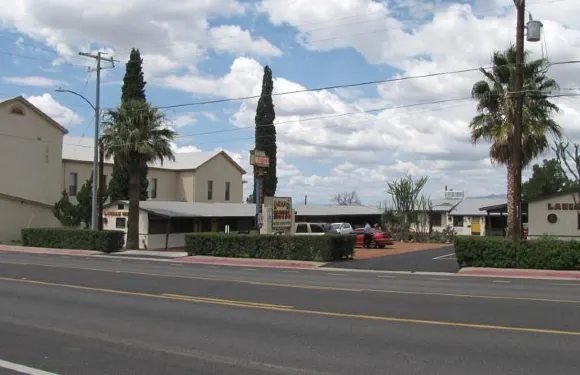 拉力安汽車旅館