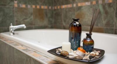 Deluxe King Suite with Sofa Bed Watkins Glen Harbor Hotel Photo