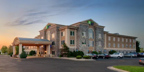 Holiday Inn Express & Suites Saginaw فنادق في Kochville Township