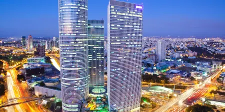 Crowne Plaza Tel Aviv City Center Отели рядом с достопримечательностью «Image of a Murderer»
