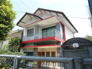 Villa Astoria Bandung 3 Bedrooms 12-Paxs