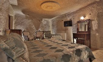 Shoestring Cave House