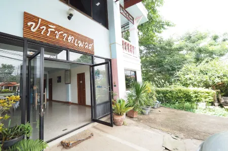 Parichart Place Отели рядом с достопримечательностью «Wat Prang»