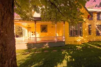 Maple Leaf Manor Suites