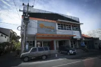RedDoorz near Suroboyo Carnival Park Hotel di Kecamatan Wonocolo