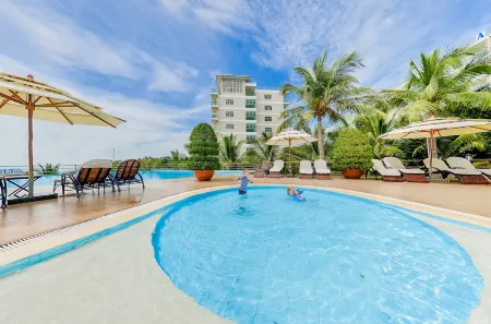 Ocean Vista Отели рядом с достопримечательностью «Po Shanu Cham Towers»