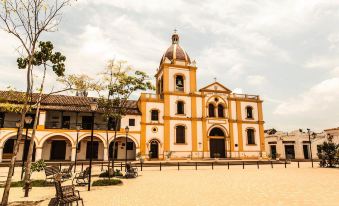 La Casa Amarilla