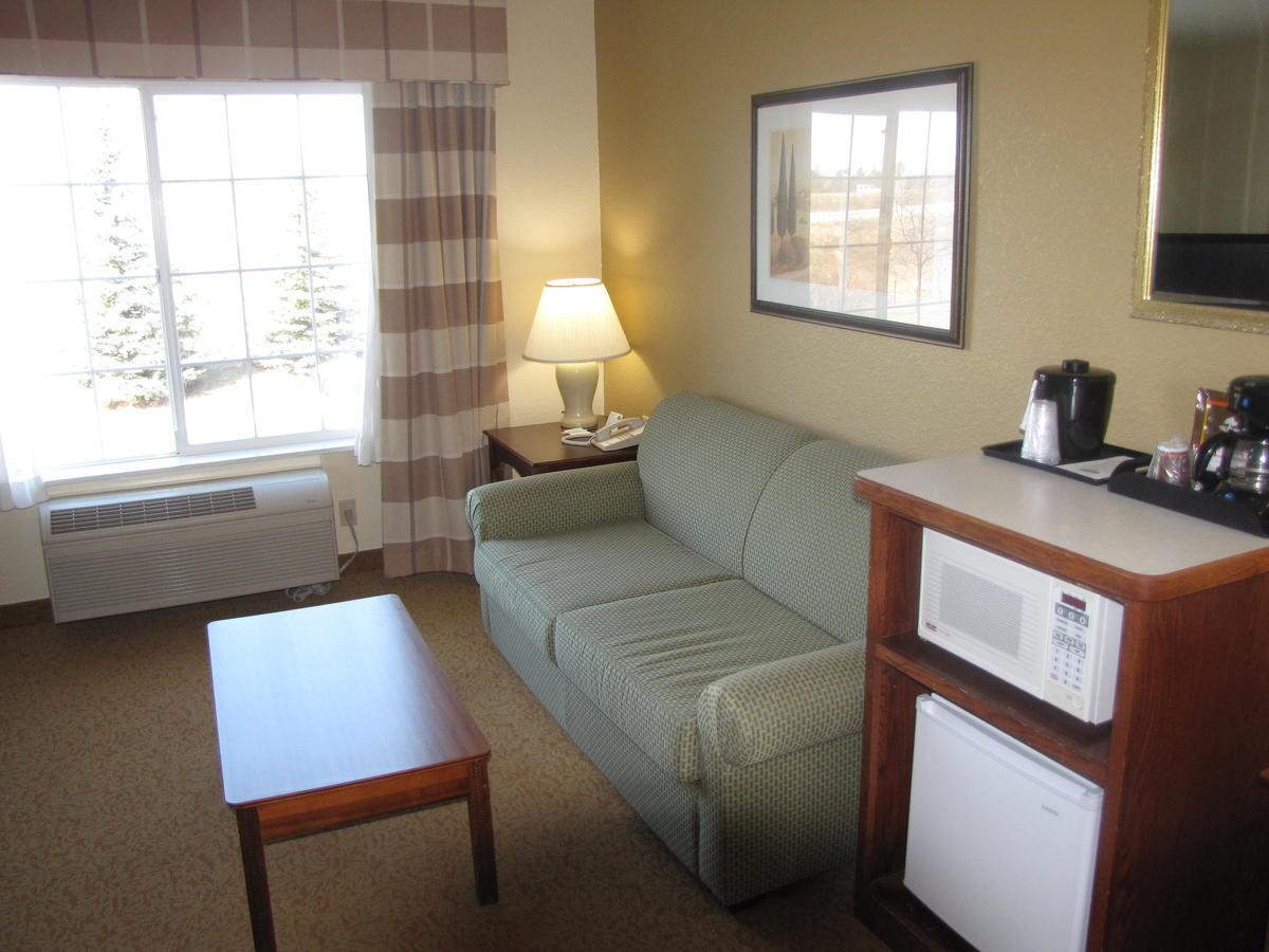 Country Inn & Suites by Radisson, West Bend, WI