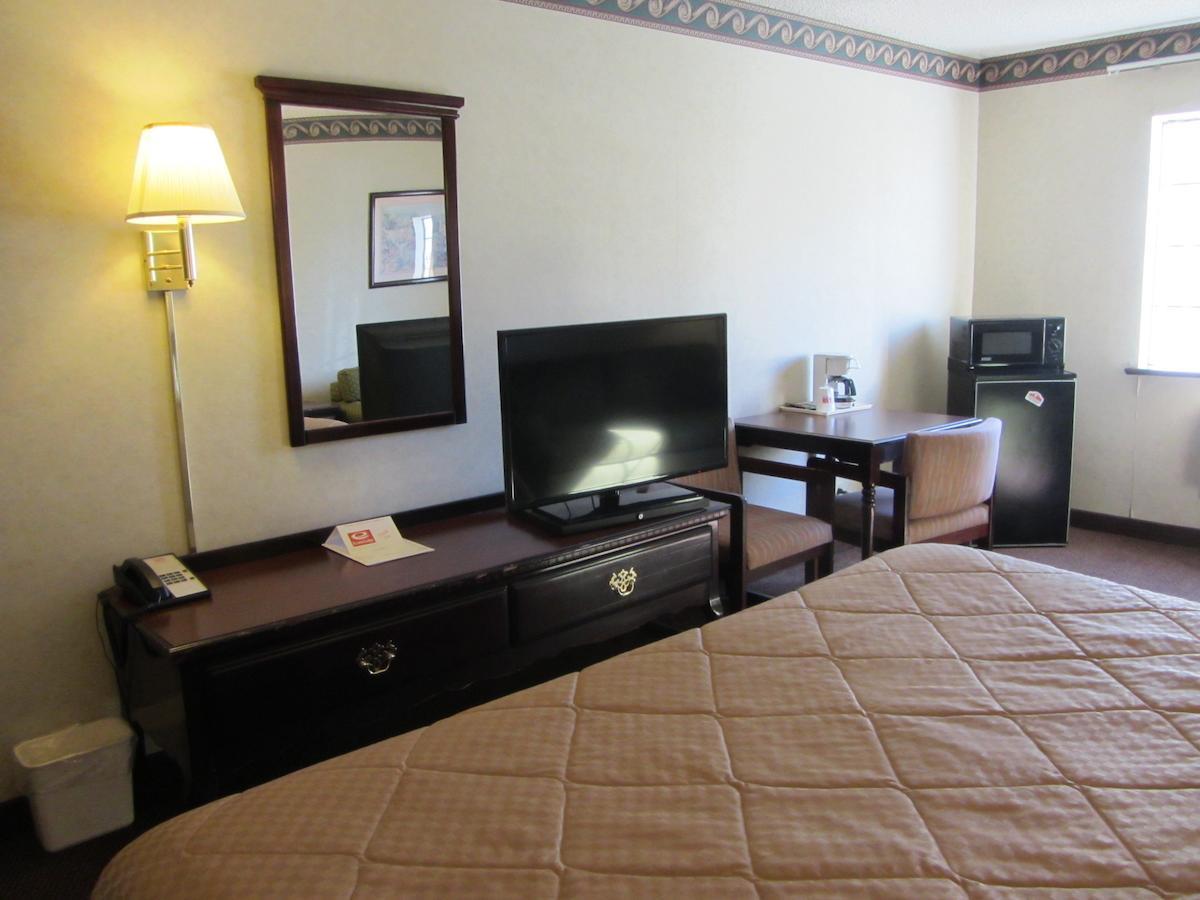 Econo Lodge Inn & Suites