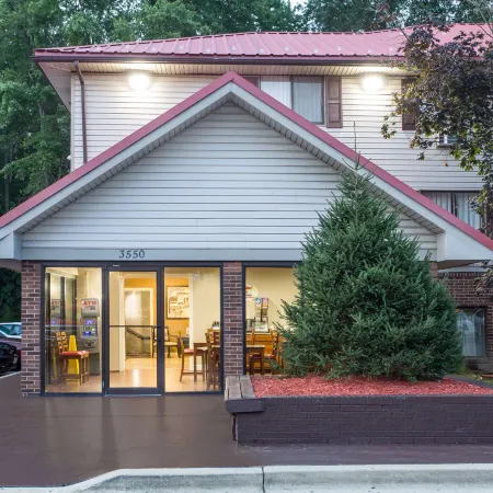 Super 8 by Wyndham Waldorf