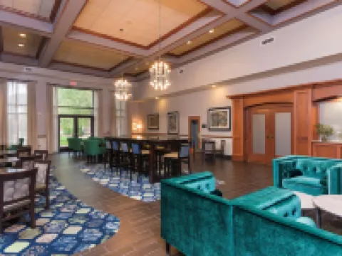 蘭辛東歡朋酒店及套房 奧克莫斯酒店