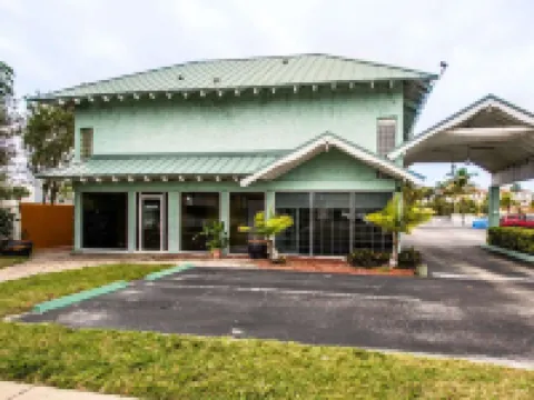 Econo Lodge Cocoa Beach - Near the Port Hotels in Cocoa Beach