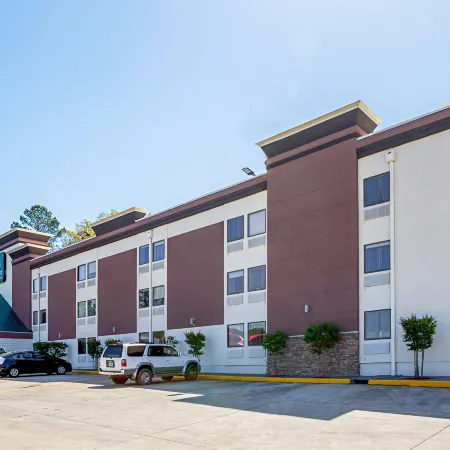 Quality Inn & Suites Near Six Flags East Отели рядом с достопримечательностью «Станция метро "Гамильтон Э. Холмс"»