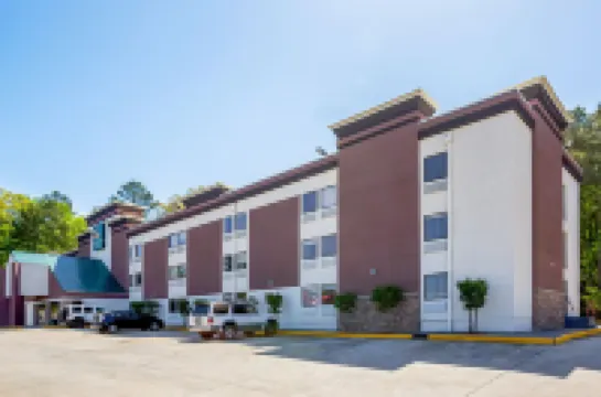 Quality Inn & Suites Near Six Flags East