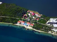 Umaya Resort & Adventures فنادق في Maya Beach
