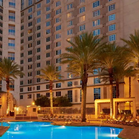 Hilton Grand Vacations Club Paradise Las Vegas Отели рядом с достопримечательностью «Станция монорельсовой дороги SLS»