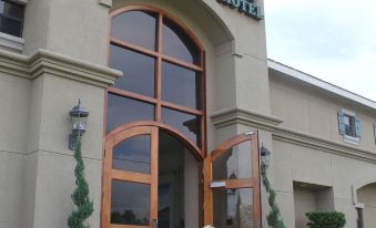 Vineyard Court Designer Suites Hotel