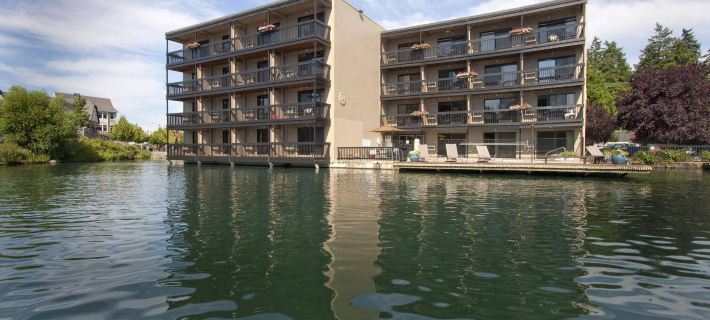 Lakeshore Inn Hotels in Clackamas County