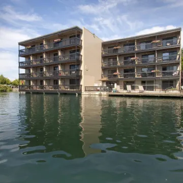 Lakeshore Inn Hotels near Portland Temple Visitors' Center
